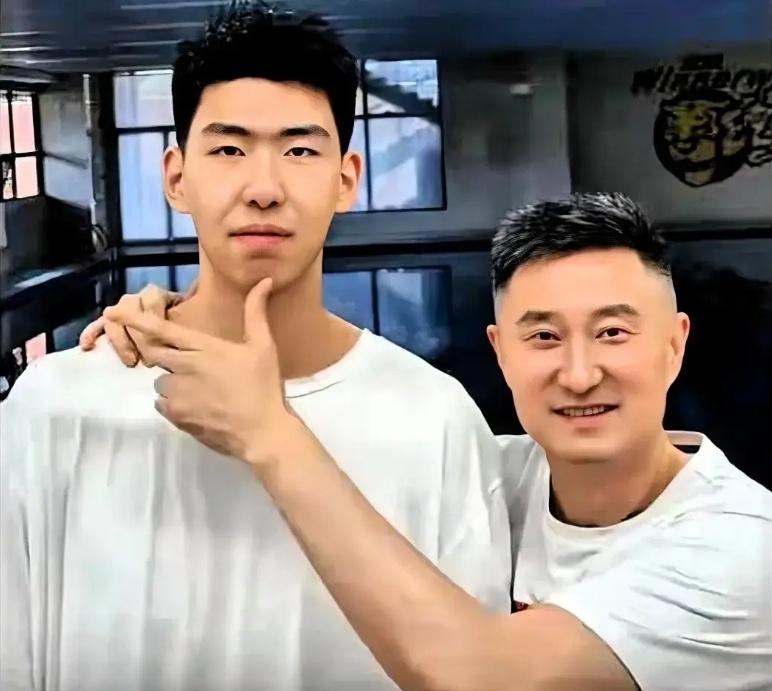 董昊表示球, 了领导