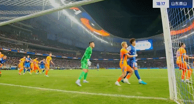 src, 躺在了草坪